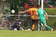 VFB Friedrichshofen - VFB Eichstätt II - Steingräber Marc (grün Eichstätt) erziehlt das 2:0. Düzgün Hakan (orange Friedr.hofen) - Foto: Jürgen Meyer