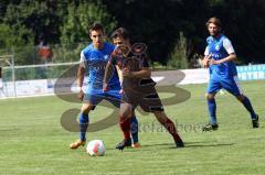 Kreisliga - TSV Oberhaunstadt - FSV Pfaffenhofen - Heiko Juhra (schwarz) wird von Patrick Krieschey bedrängt. Foto: Adalbert Michalik