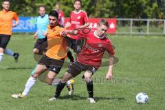 Fußball Regional - Kreisklasse - FC GrünWeiß Ingolstadt - SV Zuchering - links Hakan Düzgün (GW) gegen rechts Leo Baal (SV)