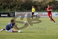 Bezirksliga - SV Karlshuld - TSV Jetzendorf - Markus Kurzhals rechts (SV) zieht ab, Torwart (TSV) Christoph Morber pariert