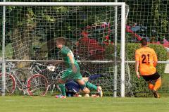 VFB Friedrichshofen - VFB Eichstätt II - Steingräber Marc (grün Eichstätt) erziehlt das 2:0. Düzgün Hakan (orange Friedr.hofen) - Foto: Jürgen Meyer