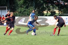 Kreisliga - TSV Oberhaunstadt - FSV Pfaffenhofen - Marco Newald (mitte) wird von Christian Pöckl (links) und Markus Spiegl (rechts) bedrängt. Foto: Adalbert Michalik