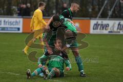 Landesliga Südost - FC Gerolfing - VfB Hallbergmoos - 1 : 2 - Florian Ihring Tor zum Ausgleich 1:1 sitzt am Boden und jubelt mit Torsten Holm, Thomas Berger