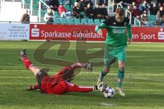 FC Gerolfing - SE Freising - Ihring Florian (grün Gerolfing) Kapitz Jan (Torhüter Freising) - Foto: Jürgen Meyer