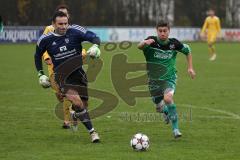 Landesliga Südost - FC Gerolfing - VfB Hallbergmoos - 1 : 2 - rechts Thomas Berger setzt sich ab und stürmt alleine aufs Tor und spielt Torwart Osman Qeku aus