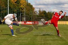 FC Wackerstein-Dünzing - Türk.SV Ingolstadt  - Koestler Thomas (Torwart Wackerstein) Zorlu Abdullah (rot Türkisch) -  Foto: Jürgen Meyer