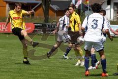 Kreisklasse - TSV Lichtenau - TV Münchsmünster - Fuchs Dennis( #8 weiss Münchsmünster) - Graswald Manuell (gelb Lichtenau) - Woehrle Josef (#3 weiss Münchsmünster) - Foto: Jürgen Meyer