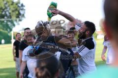 Relegation - Türkisch SV Ingolstadt - TSV Lichtenau 2:1 - Aufstieg in Kreisliga - Sieg für Türkisch, Trainer Günay Gürses lässt sich feiern, Bierdusche mit Radler