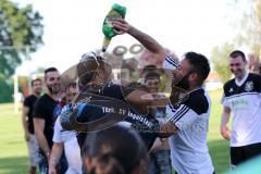 Relegation - Türkisch SV Ingolstadt - TSV Lichtenau 2:1 - Aufstieg in Kreisliga - Sieg für Türkisch, Trainer Günay Gürses lässt sich feiern, Bierdusche mit Radler