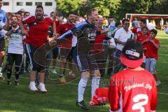 Relegation - Türkisch SV Ingolstadt - TSV Lichtenau 2:1 - Aufstieg in Kreisliga - Türkisch lässt sich feiern, mittendrin Torwart Martin Schwürzer