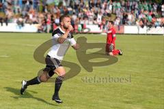 Relegation in Irsching - TSV Großmehring - Türkisch SV Ingolstadt - links Mehmet Özler (Türkisch SV) trifft zum 1:2 Führungstreffer, Torwart Nico Krumpholz chancenlos kniet und schaut auf das Tor