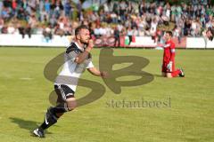 Relegation in Irsching - TSV Großmehring - Türkisch SV Ingolstadt - links Mehmet Özler (Türkisch SV) trifft zum 1:2 Führungstreffer, Torwart Nico Krumpholz chancenlos kniet und schaut auf das Tor