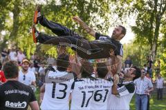 Relegation - Türkisch SV Ingolstadt - TSV Lichtenau 2:1 - Aufstieg in Kreisliga - Sieg für Türkisch, Trainer Günay Gürses lässt sich feiern, Bierdusche mit Radler