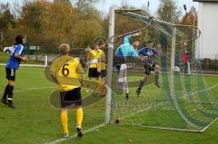 TSV Großmehring - ST Scheyern - Torschütze Michael Maiwald mit direkt verwandelten Eckball - Michael Maiwald Torwart Scheyern - Lukas Berger (6) Scheyern - Milan Grujic (links blau Großmehring) -  Foto: Jürgen Meyer