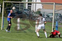 TSV Großmehring - FC Mindelstetten - Helmut Ott #2 Mindelstetten weiß mit der Chance zum 0:1 Führungstreffer - Simon Obermeier #3 Großmehring blau köpft den Ball über das Tor - Nico Krumpholz Torwart Großmehring - Foto: Jürgen Meyer