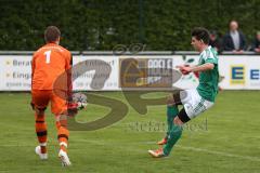 Landesliga Südost - FC Gerolfing - FC Deisenhofen - rechts 19 Philipp Hallmen (FCG) zu spät, Torwart (FCD) Maximilian Angerbauer am Ball