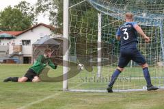 Kreisfreundschaftsspiele / Kreis Donau/Isar - SV Hundszell - TSV Großmehring - Der 1:1 Ausgleichstreffer durch Berthold Schneider blau Großmehring - Frederik Bezdeka Torwart Hundszell - Foto: Jürgen Meyer