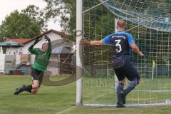 Kreisfreundschaftsspiele / Kreis Donau/Isar - SV Hundszell - TSV Großmehring - Der 1:1 Ausgleichstreffer durch Berthold Schneider blau Großmehring - Frederik Bezdeka Torwart Hundszell - Foto: Jürgen Meyer