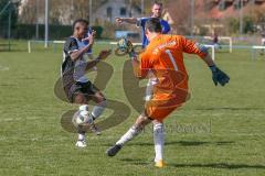 Kreisklasse 2 - SV Hundszell - FC Fatih Ingolstadt - Mamadou Diallo #8 schwarz Fatih Ingolstadt kommt einen Schritt zu spät - Tom-Christopher Libeg #1 Torwart Hundszell - Foto: Jürgen Meyer