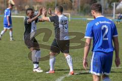 Kreisklasse 2 - SV Hundszell - FC Fatih Ingolstadt - Denis Dinulovic #15 schwarz Fatih Ingolstadt trifft zum 0:1 Führungstreffer - jubel - und klatscht mit Mamadou Diallo #8 schwarz Fatih ab - Foto: Jürgen Meyer