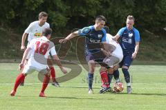 Kreisliga - SV Kasing - TSV Grossmehring - Sebastian Eisenberger blau Großmehring - Jan Witek weiß Kasing in der Zange - Foto: Jürgen Meyer