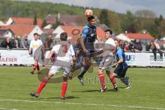 Kreisliga - SV Kasing - TSV Grossmehring - Sebastian Eisenberger blau Großmehring köpft auf das Tor - Justus Noll weiß Kasing - Foto: Jürgen Meyer