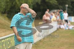 SV Manching - SV Sulzemoos - Uwe Neunsinger Trainer SV Manching) wirft seine Trinkflasche weg - Foto: Jürgen Meyer