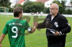 SV Manching - TSV E.Karlsfeld - Uwe Neunsinger beim Abklatschen mit Heissler Ferdinand - Foto: Jürgen Meyer