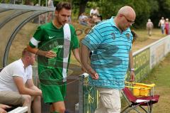 SV Manching - SV Sulzemoos - Trainer Uwe Neunsinger mit Burchard Fabian - Foto: Jürgen Meyer