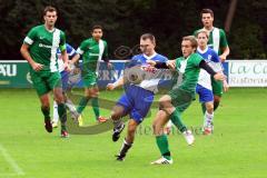 Bezirksliga Oberbayern Nord - SV Manching - FC Etting - Ferdinand Heissler (li) im Zweikampf mit Tobias Vincenti. Foto: Adalbert Michalik