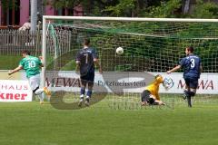 Bezirksliga - SV Manching - TSV Jetzendorf - Vohberger David (grün Jetzendorf) schießt den Ausgleichstreffer zum 1:1 - Geisler Thomas Torwart Manching - Süßmeier Simon (#7 Manching) - Ziegler Nico (#3 Manching) -  Foto: Jürgen Meyer
