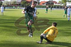 Kreisliga - SV Manching II - TSV Erding - Nikita Müller schwarz Manching - Tobias Hunn Torwart Erding - Foto: Jürgen Meyer