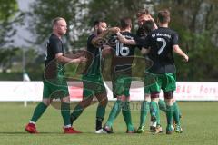 Kreisliga - SV Manching II - TSV Erding - Die Mannschaft beglückwünscht Stefan Schauer  -  jubelt über den 1:1 Ausgleichstreffer von Stefan Schauer - Foto: Jürgen Meyer