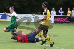 Landesliga 2015/16 - SV Manching -  SE Freising - Daniel Schachtner mit der Chance zum 2:0 Führungstreffer - Schlerf Dominik Torwart Freising - Miller Nelson #2 gelb Freising - Foto: Jürgen Meyer