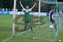 Landesliga 2015/16 - SV Manching - TSV Eching - Daniel Schachtner #9 grün Manching schießt den 2:1 Führungstreffer  - Ferdinand Heissler #11 grün Manching jubelt über den 2:1 Führungstreffer von Daniel Schachtner - Foto: Jürgen Meyer