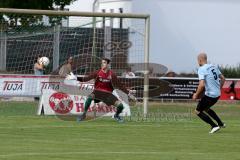 Landesliga 2015/16 - SV Manching - TSV Velden - Thomas Obermeier Torwart Manching  - Markus Abel blau Velden erziehlt den 0:1 Führungstreffer -  Foto: Jürgen Meyer