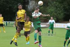 Landesliga 2015/16 - SV Manching -  SE Freising - Daniel Schachtner grün Manching - Miller Nelson gelb Freising - Foto: Jürgen Meyer