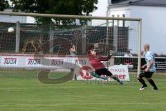 Landesliga 2015/16 - SV Manching - TSV Velden - Thomas Obermeier Torwart Manching  - Markus Abel blau Velden erziehlt den 0:1 Führungstreffer -  Foto: Jürgen Meyer