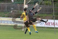 Landesliga 2015/16 - SV Manching -  SE Freising - Haas Christian gelb Freising mit der Chance zum 1:1 Ausgleichstreffer - Geisler Thomas Torwart Manching - Foto: Jürgen Meyer