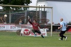 Landesliga 2015/16 - SV Manching - TSV Velden - Thomas Obermeier Torwart Manching  - Markus Abel blau Velden erziehlt den 0:1 Führungstreffer -  Foto: Jürgen Meyer