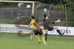 Landesliga 2015/16 - SV Manching -  SE Freising - Haas Christian gelb Freising mit der Chance zum 1:1 Ausgleichstreffer - Geisler Thomas Torwart Manching - Foto: Jürgen Meyer