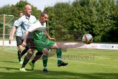 Landesliga 2015/16 - SV Manching - TSV Velden - Mario Chiaradia grün Manching - Ralf Klingmann blau Velden - Foto: Jürgen Meyer