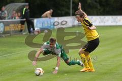 Landesliga 2015/16 - SV Manching -  SE Freising - Geiß Bernd grün Manching - Hanrieder Lukas gelb Freising - Foto: Jürgen Meyer