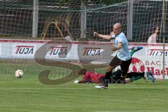 Landesliga 2015/16 - SV Manching - TSV Velden - Thomas Obermeier Torwart Manching  - Markus Abel blau Velden erziehlt den 0:1 Führungstreffer -  Foto: Jürgen Meyer