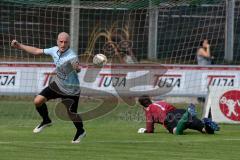 Landesliga 2015/16 - SV Manching - TSV Velden - Thomas Obermeier Torwart Manching  - Markus Abel blau Velden erziehlt den 0:1 Führungstreffer -  Foto: Jürgen Meyer
