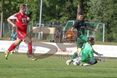 Landesliga Südost - SV Manching - VFB Hallbergmoos -  Witek Jan schwarz Manching - Kozel Ferdinand Torwart Hallbergmoos - Foto: Jürgen Meyer