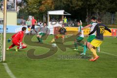 Landesliga Südost - SV Manching - TSV Moosach - Thomas Obermeier Torwart Manching - Ivan Bacak #19 Moosach - Foto: Jürgen Meyer