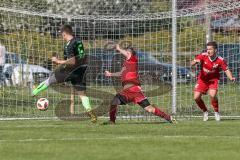 Kreisliga - TSV Ebenhausen - SV Manching II - Daniel Powell schwarz Manching trifft das leer Tor nicht - Foto: Jürgen Meyer