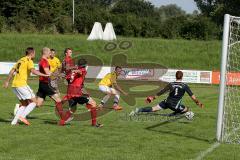Kreisklasse - SV Zuchering - FC Hettenshausen - Weinrich Dennis #7 gelb Zuchering mit dem Tor zum 3:1 - Zoernthlein Mathias Torwart Hettenshausen - Mathees Chris #5 rot Hettenshausen -  Foto: Jürgen Meyer