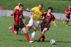 Kreisklasse - SV Zuchering - FC Hettenshausen -  Jan Kosemund #8 gelb Zuchering - Florian Lux #2 rot Hettenshausen - Mathees Chris #5 rot Hettenshausen - Foto: Jürgen Meyer
